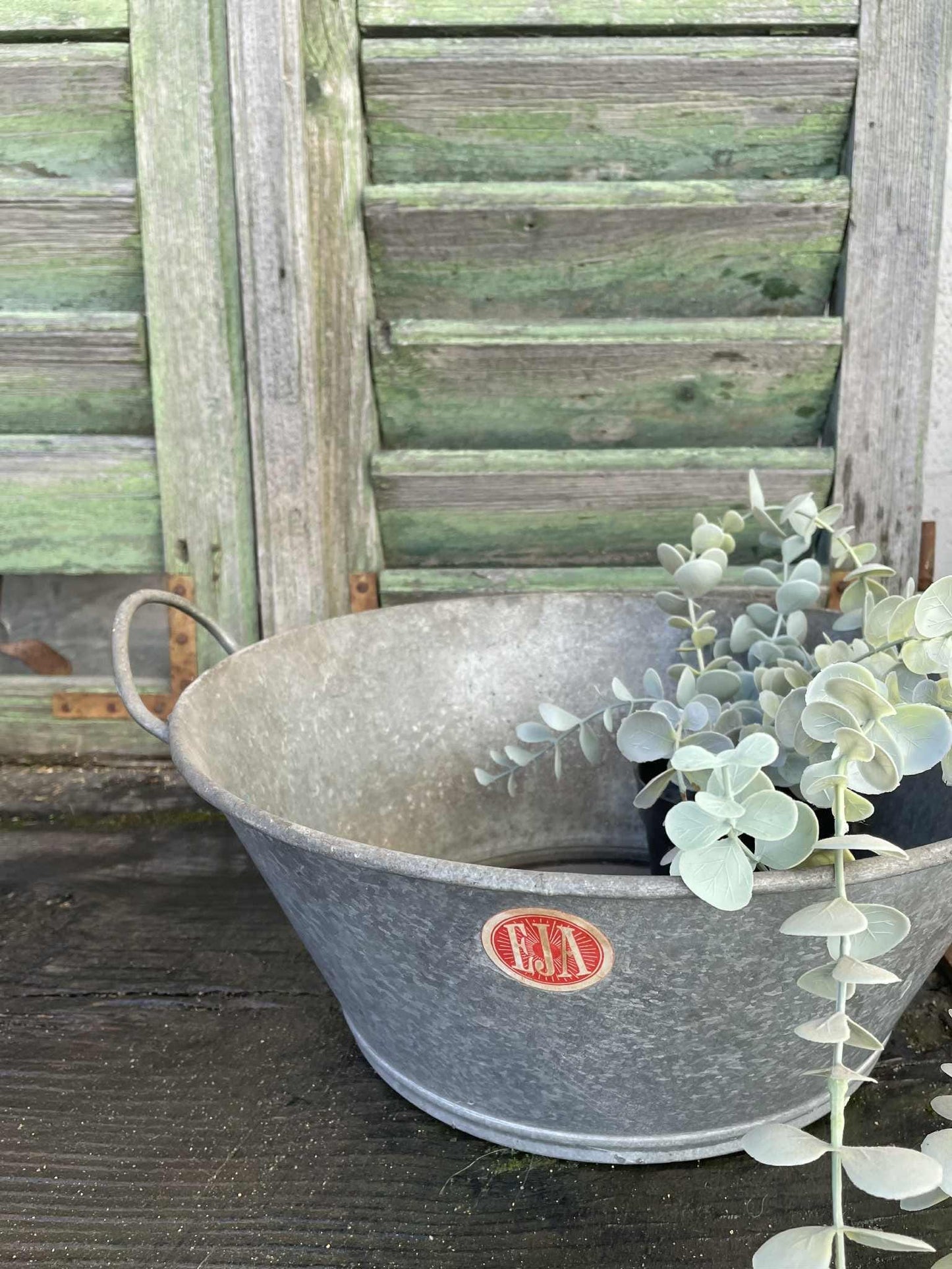 Vintage galvanized water bassin