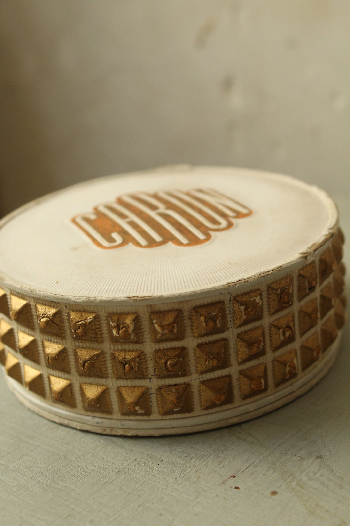 CARON Powder box  "Mademoiselle Peau fraîche"  1939