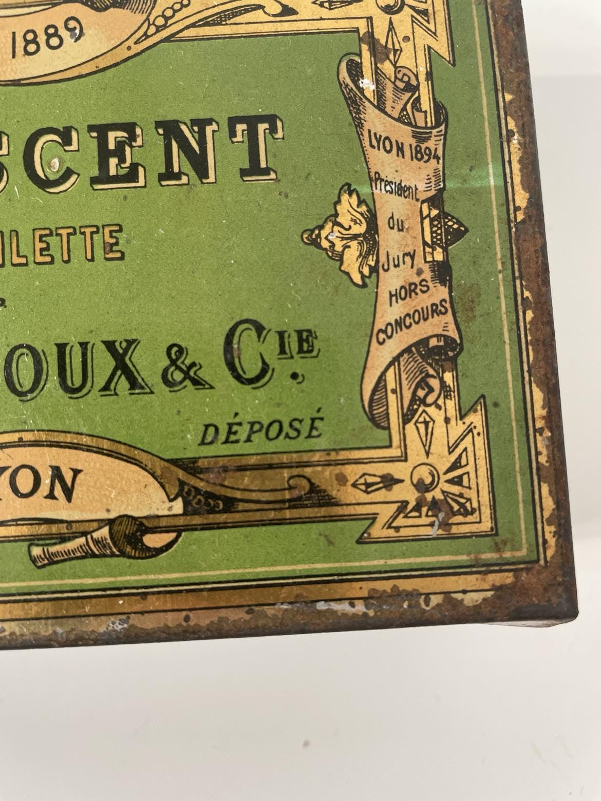Le Lactescent, vachon-bavou et cie  antique lidded soap tin
