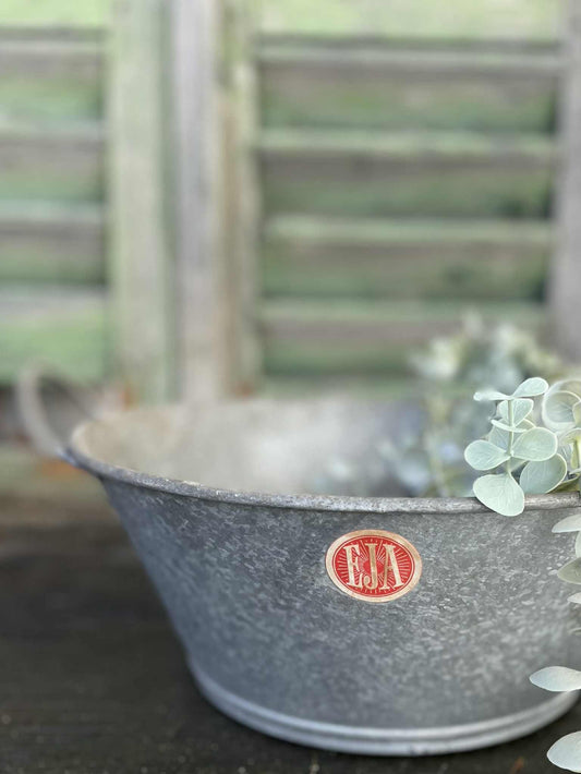 Vintage galvanized water bassin