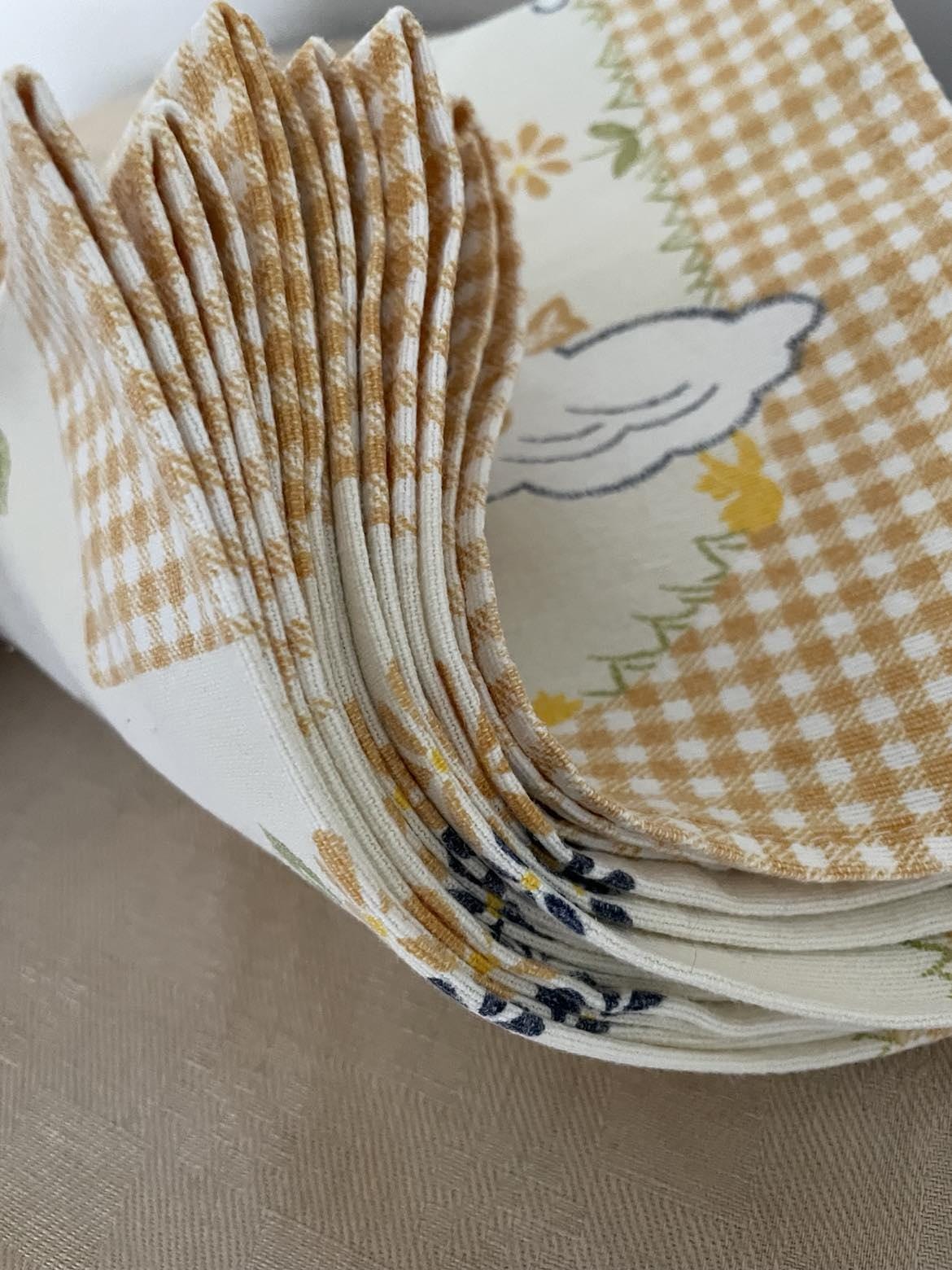 A set of 8 vintage cotton napkins /serviettes