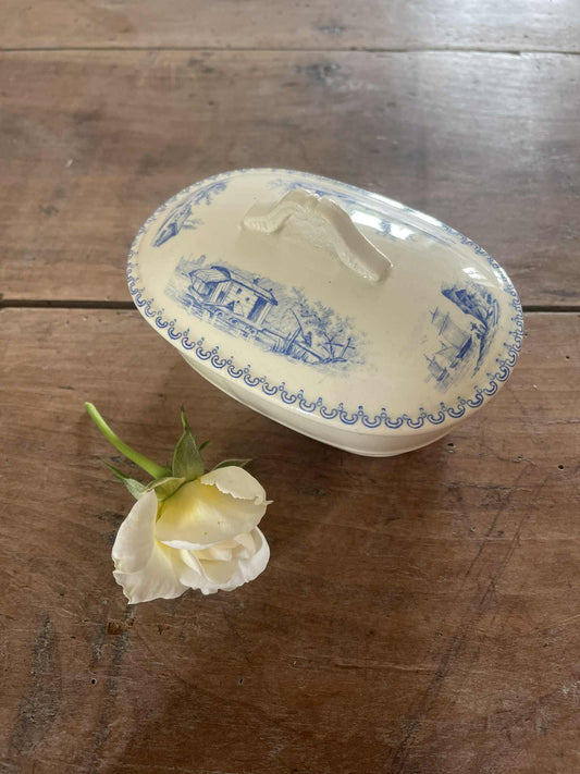 Sarreguemines U et C  Lidded soap dish