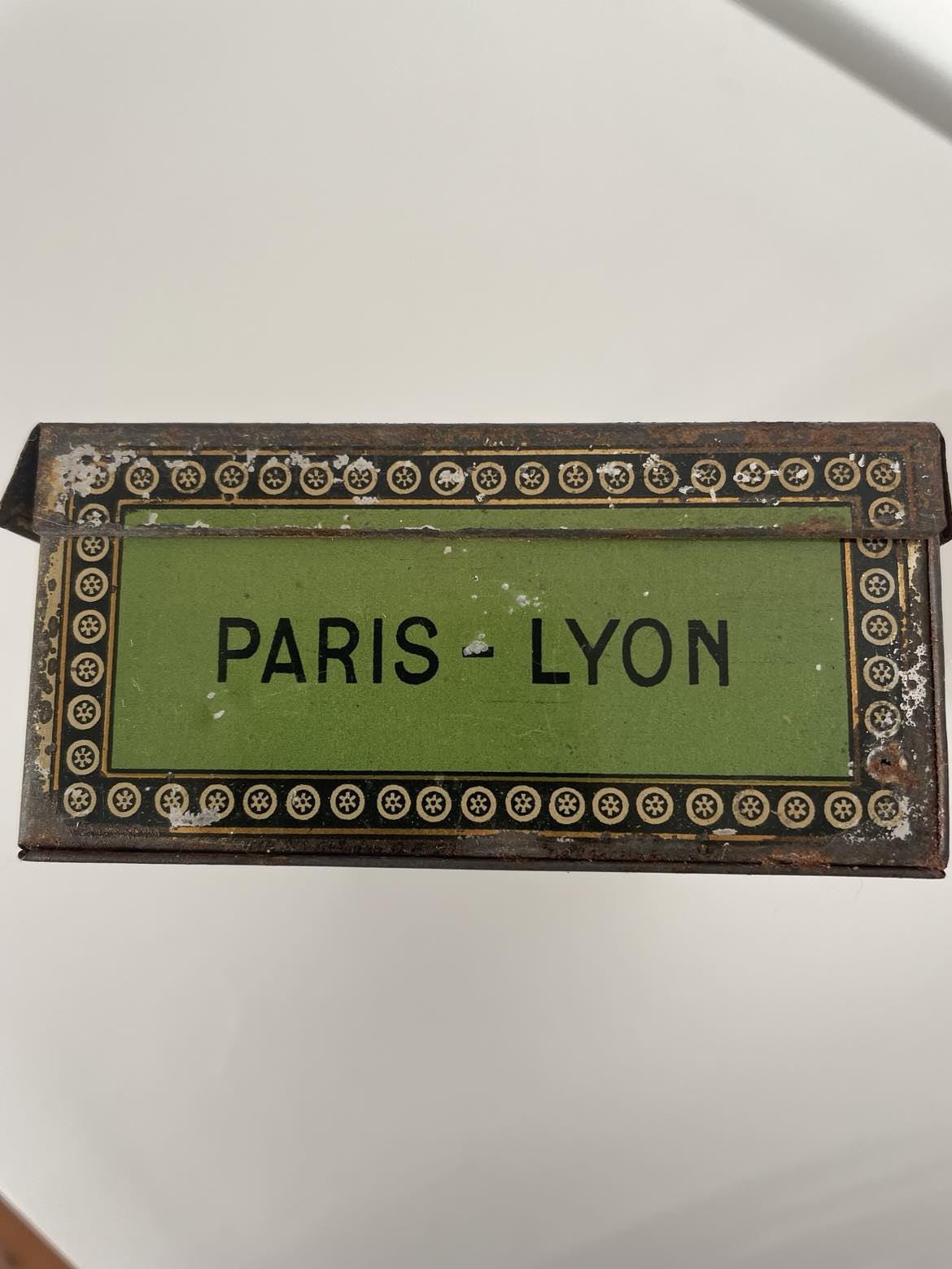 Le Lactescent, vachon-bavou et cie  antique lidded soap tin