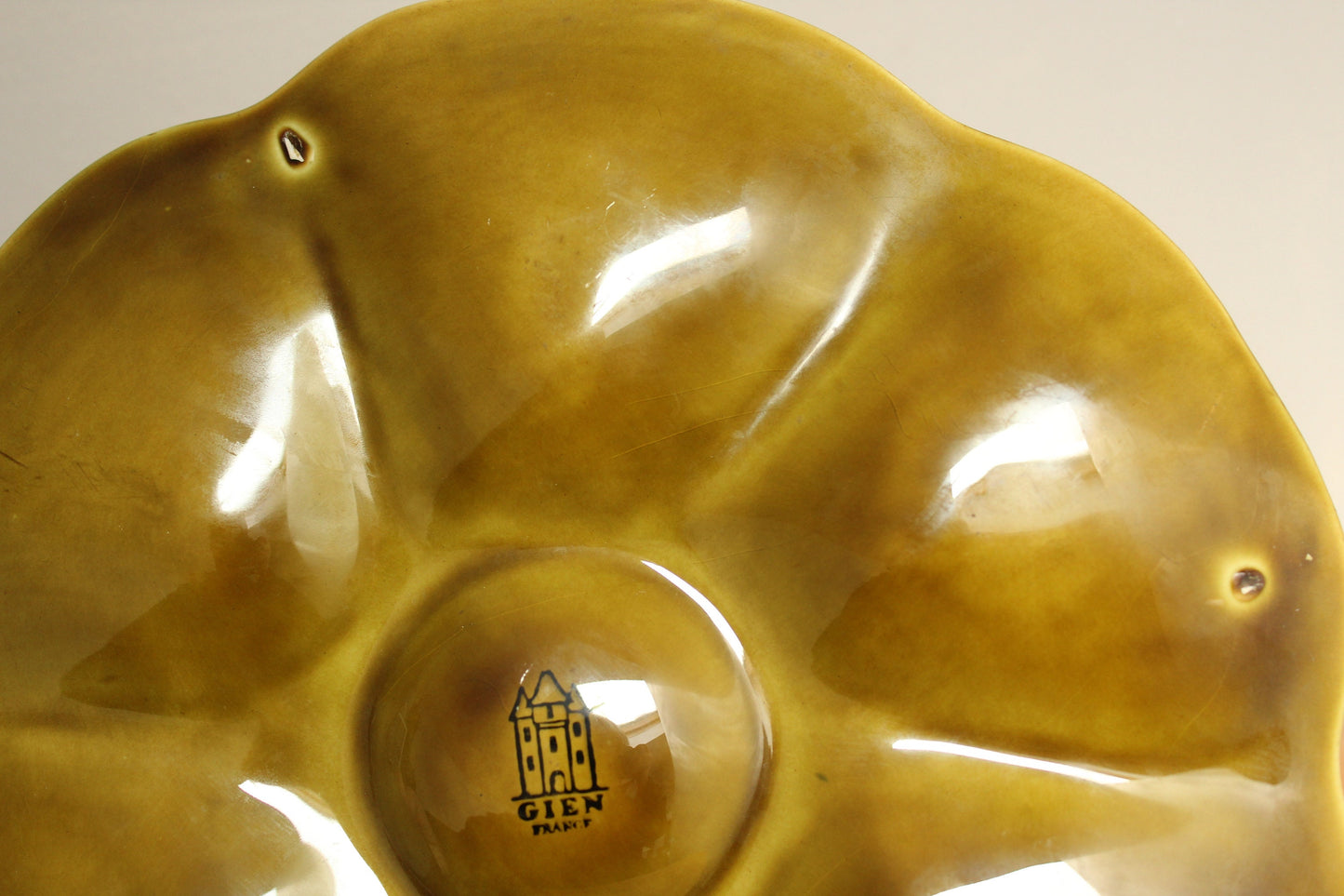 GIEN majolica oyster plate/ Assiette à huîtres Gien Barbotine