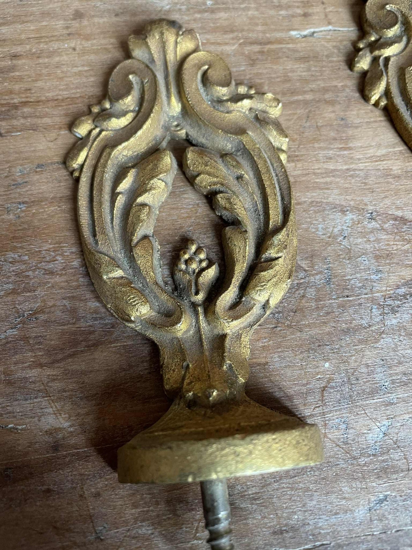 A pair of gilded bronze curtain finials / Pole ends