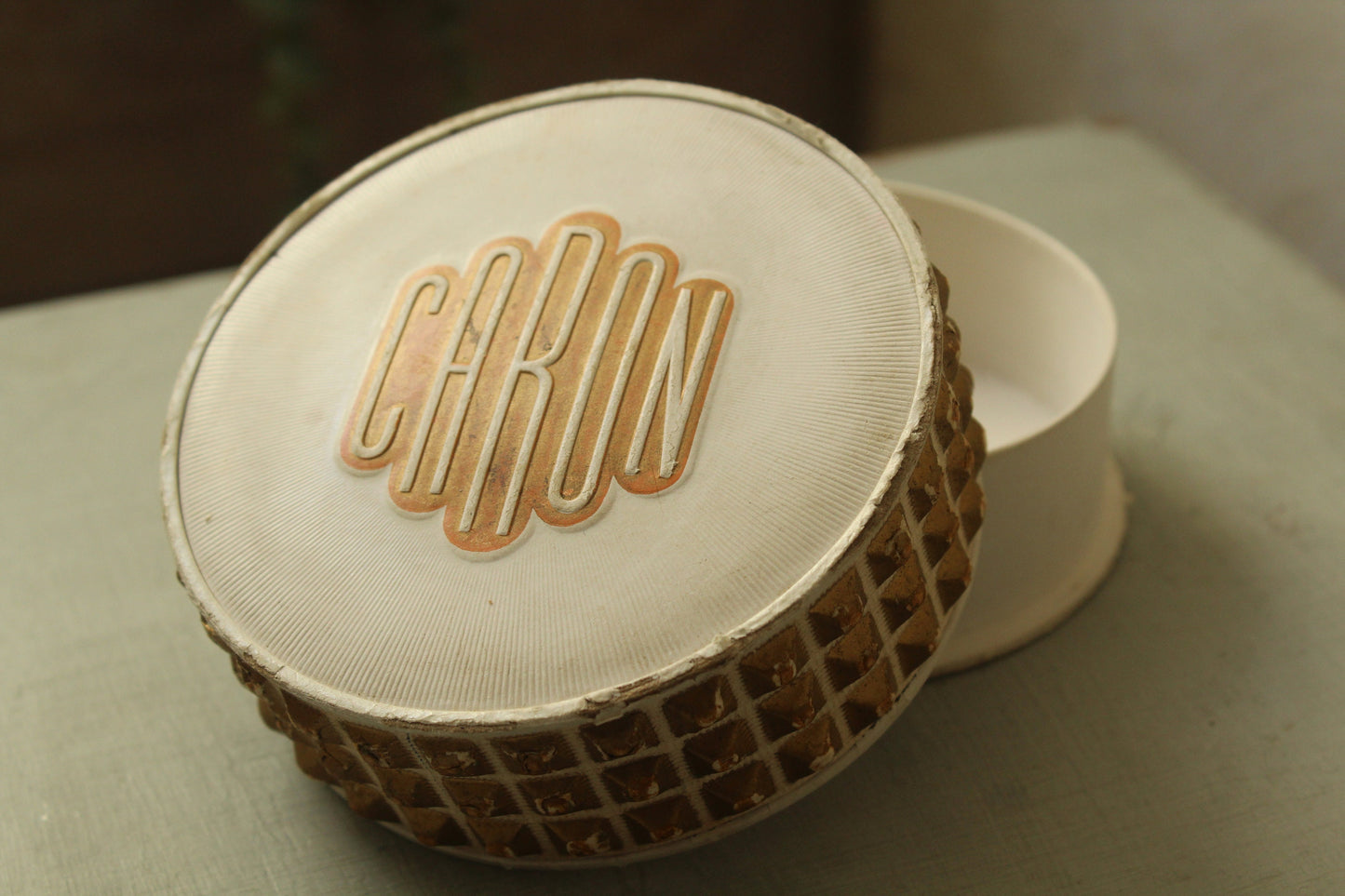 CARON Powder box  "Mademoiselle Peau fraîche"  1939