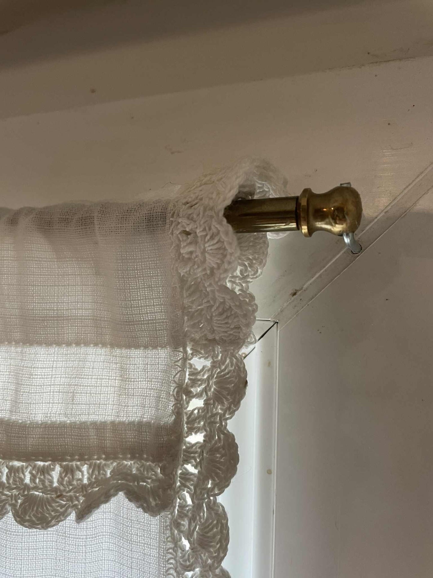 A single extendable brass lightweight curtain rod 58cm to 80cm max 7mm diameter