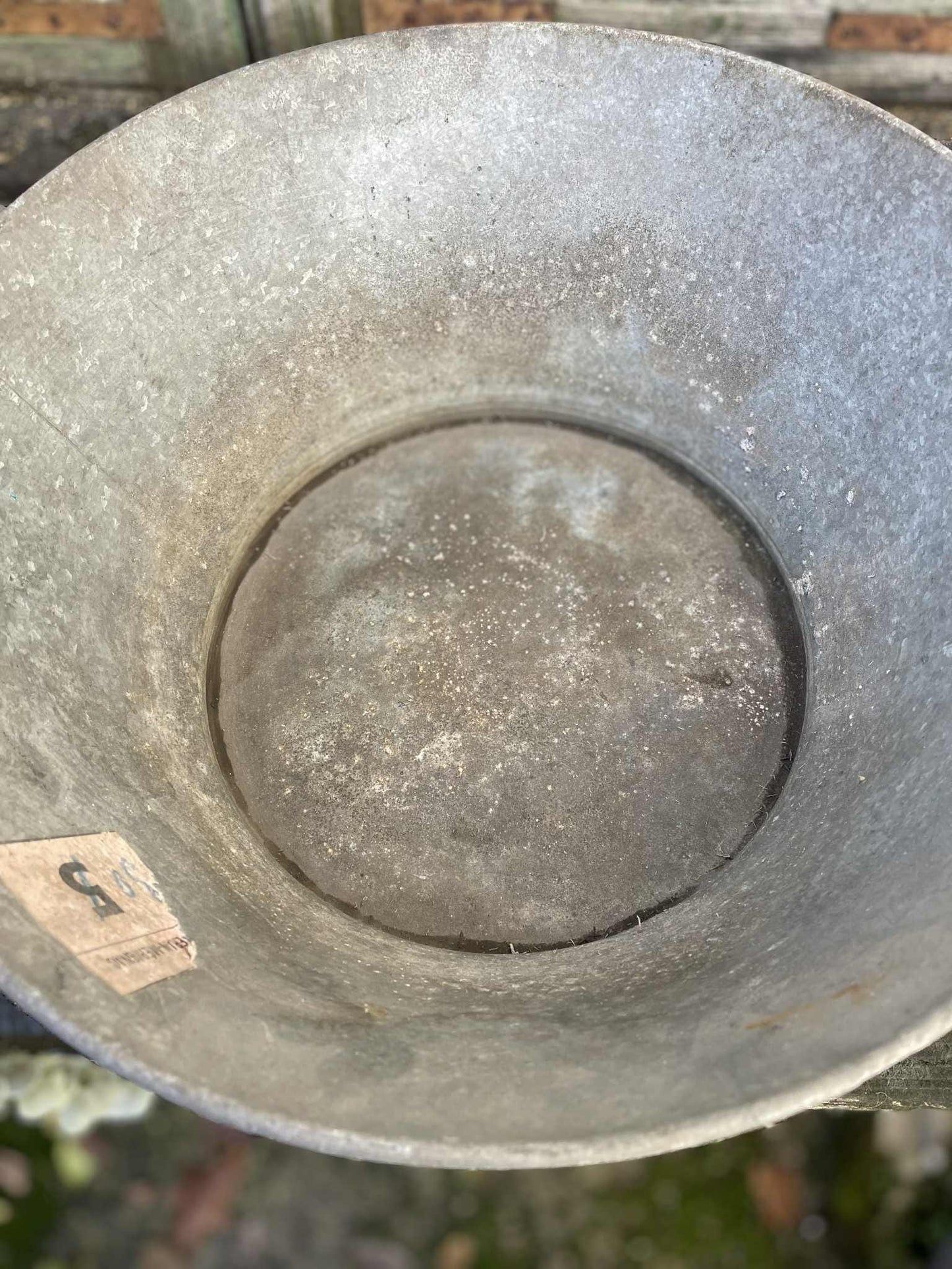 Vintage galvanized water bassin