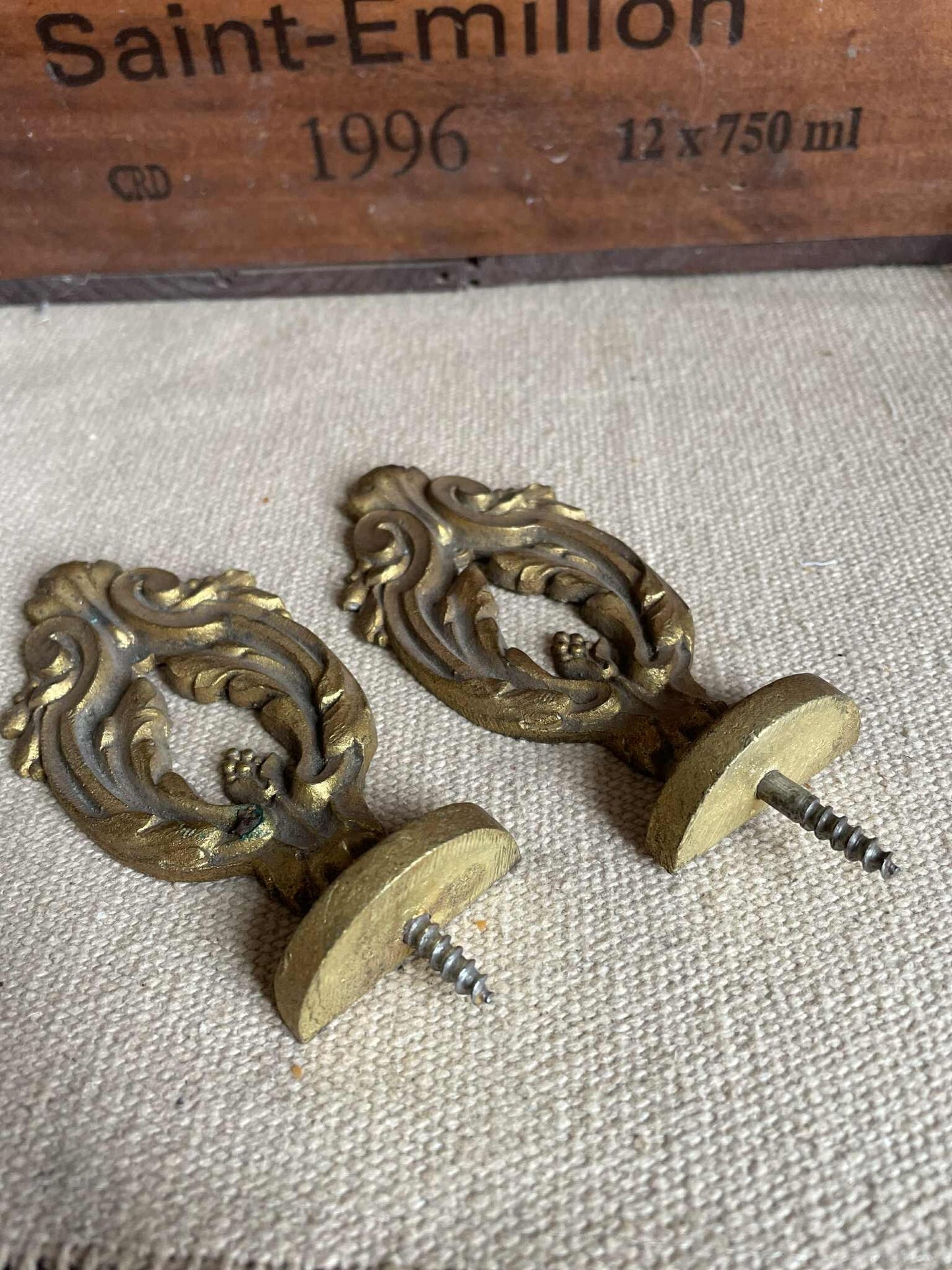 A pair of gilded bronze curtain finials / Pole ends