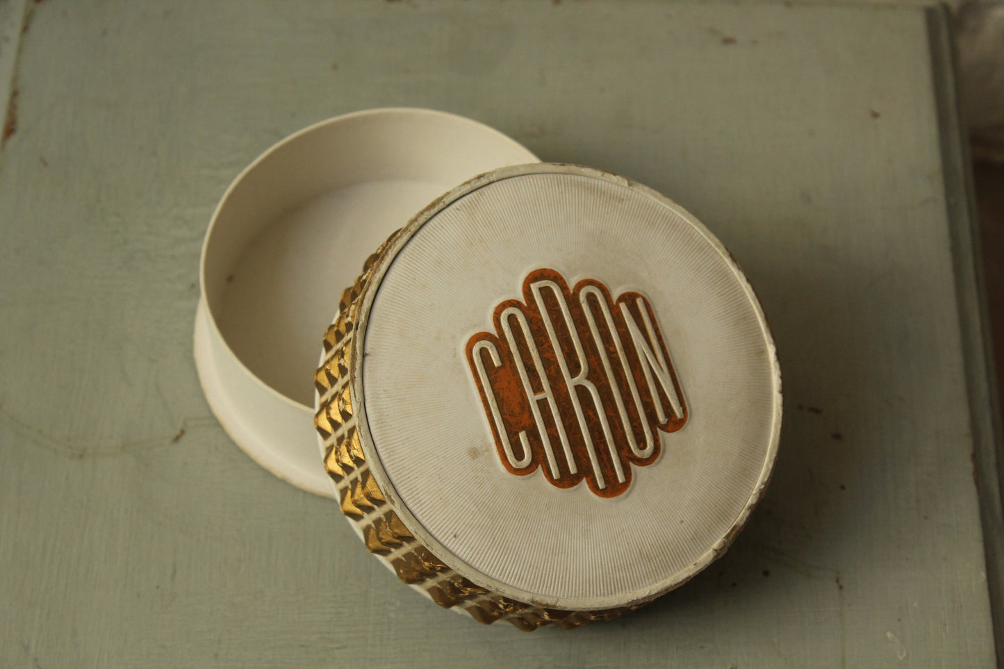 CARON Powder box  "Mademoiselle Peau fraîche"  1939