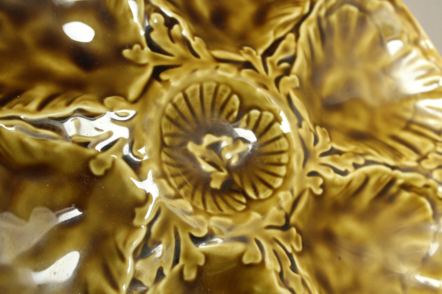 GIEN majolica oyster plate/ Assiette à huîtres Gien Barbotine