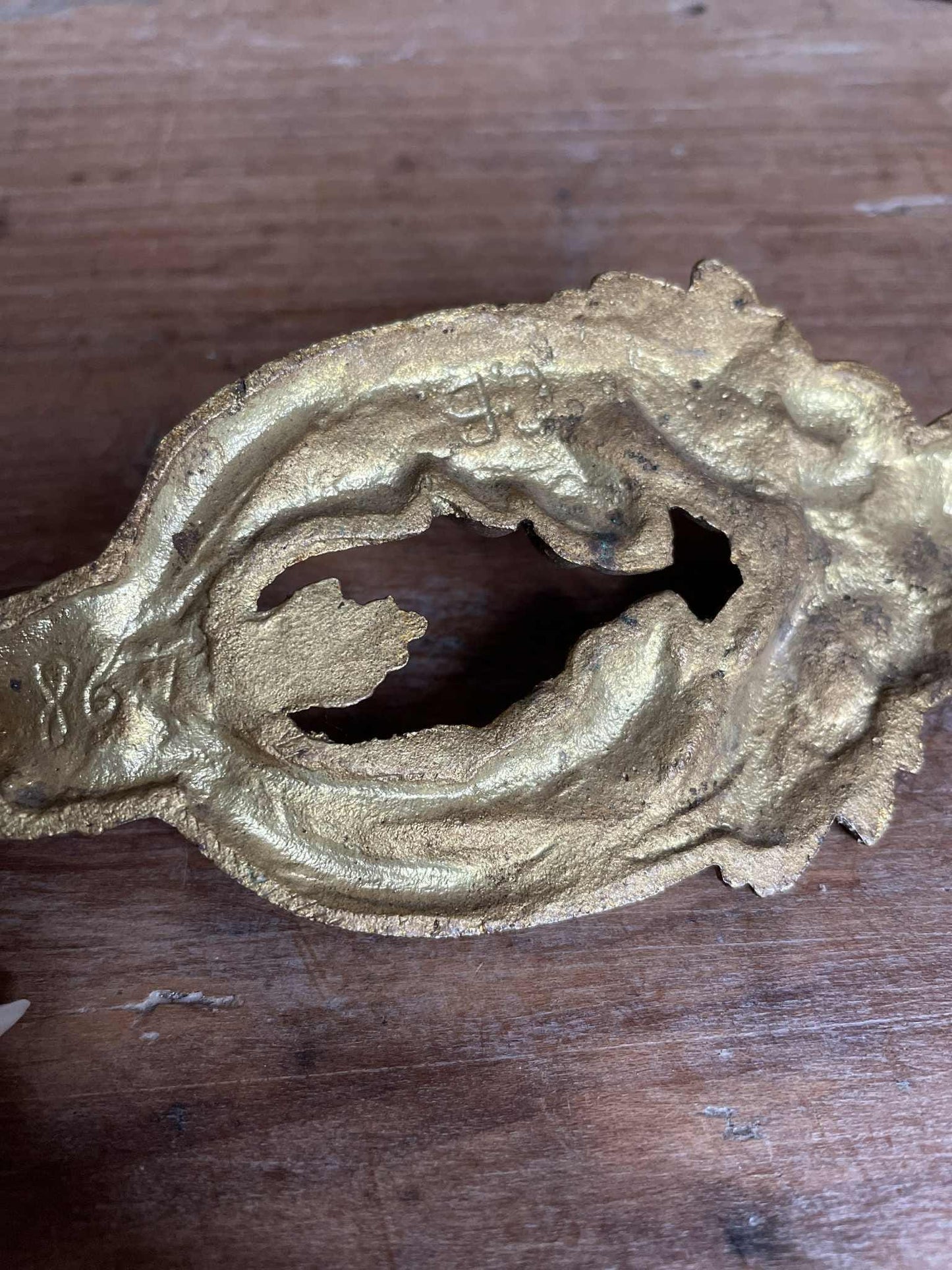 A pair of gilded bronze curtain finials / Pole ends