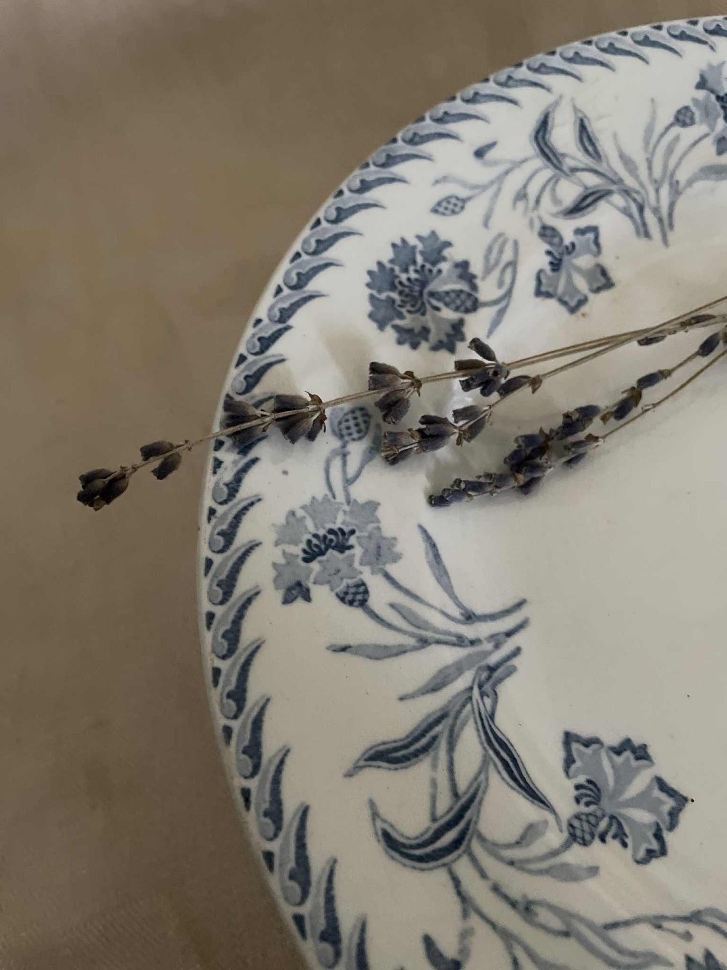 K & G Luneville  low pedestal plate - plat piédouche