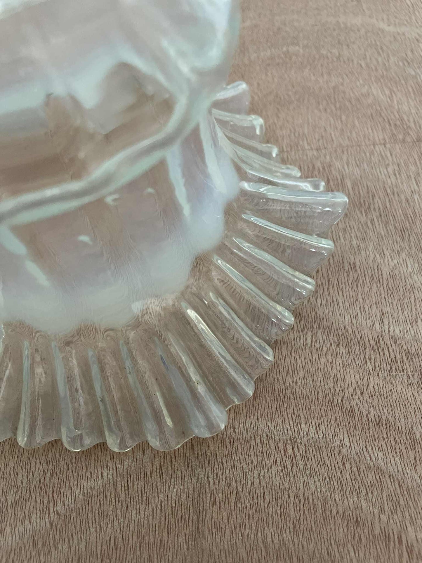 Opalescent globe tulip glass shade