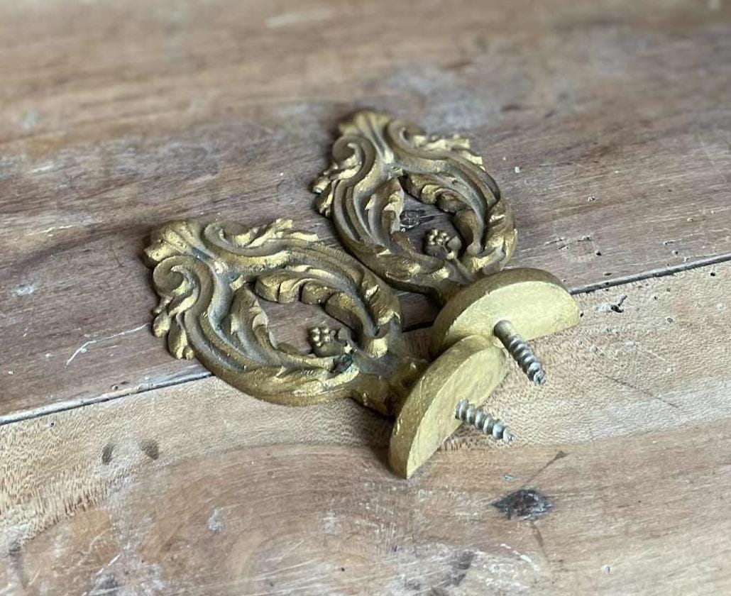 A pair of gilded bronze curtain finials / Pole ends