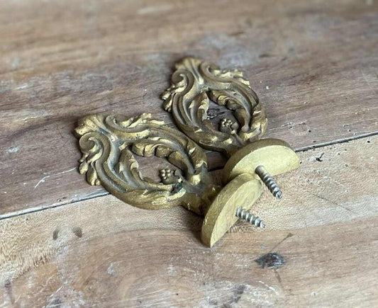 A pair of gilded bronze curtain finials / Pole ends